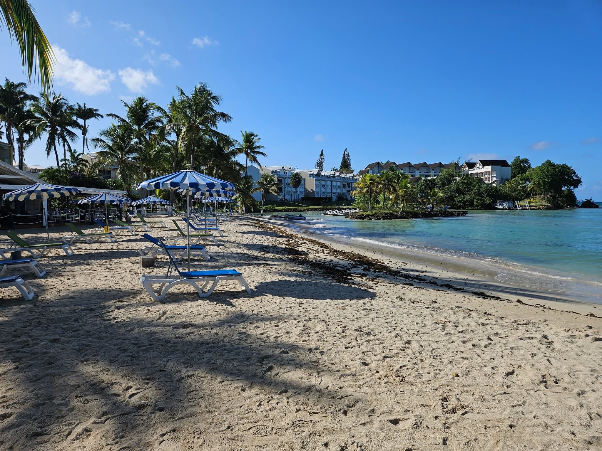 Plage de sable blanc et eau turquoise