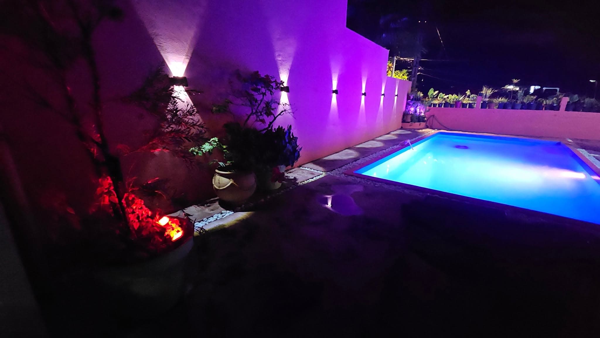 Piscine illuminée à la nuit tombée